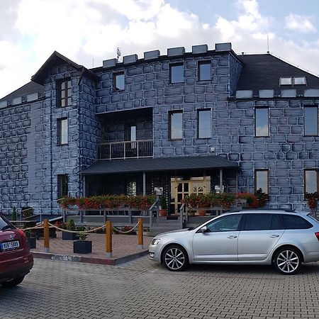 Hotel Camelot Tisá Kültér fotó