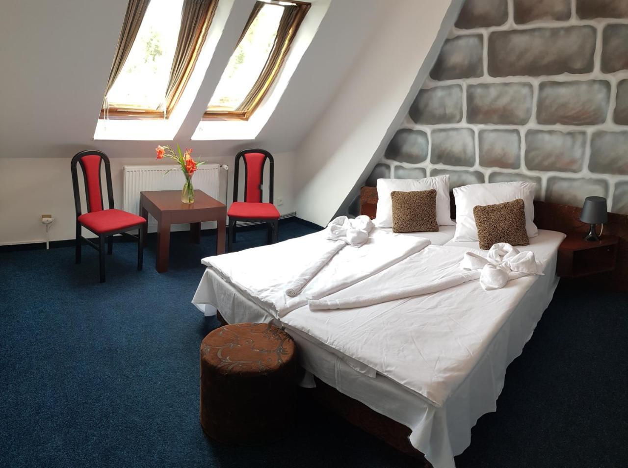 Hotel Camelot Tisá Kültér fotó