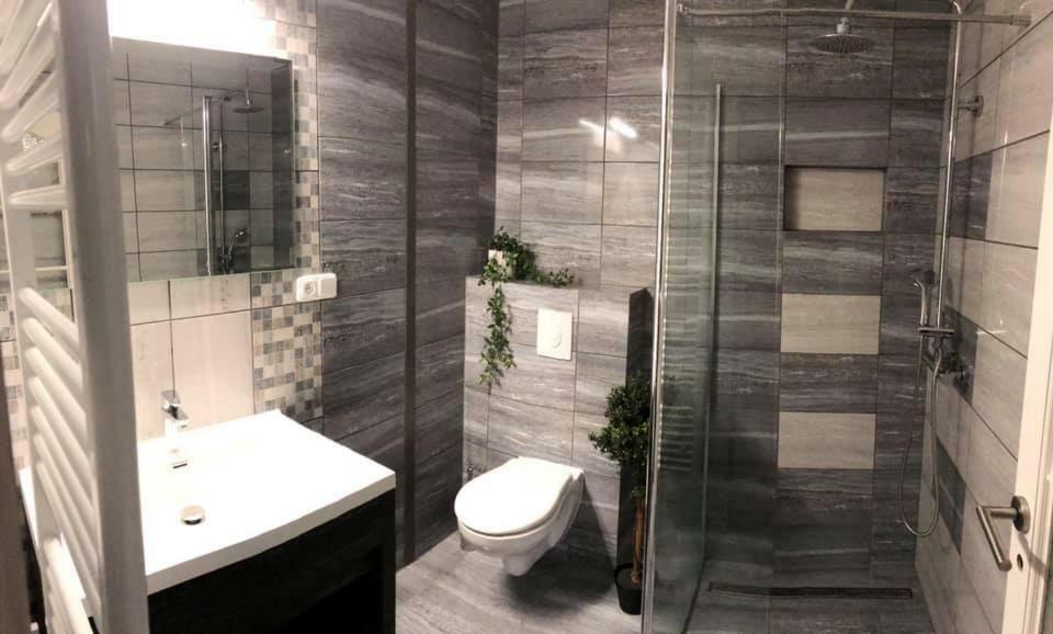 Hotel Camelot Tisá Kültér fotó
